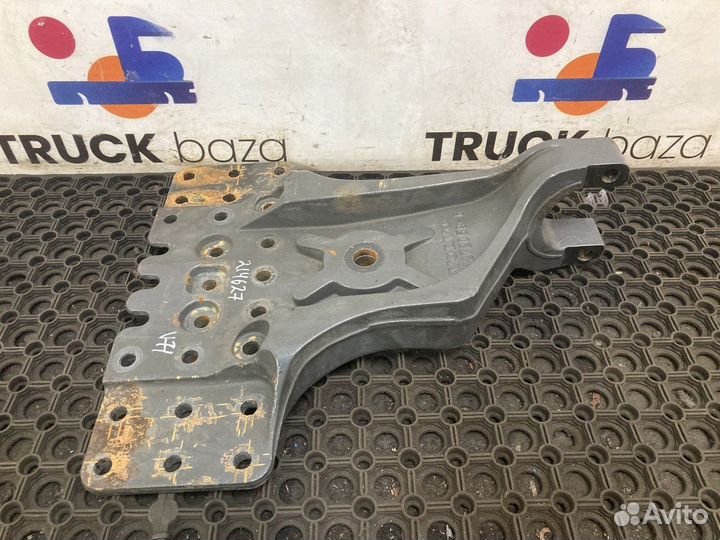 21272059 Кронштейн реактивной тяги правый Volvo FH