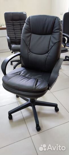 Офисное кресло руководителя
