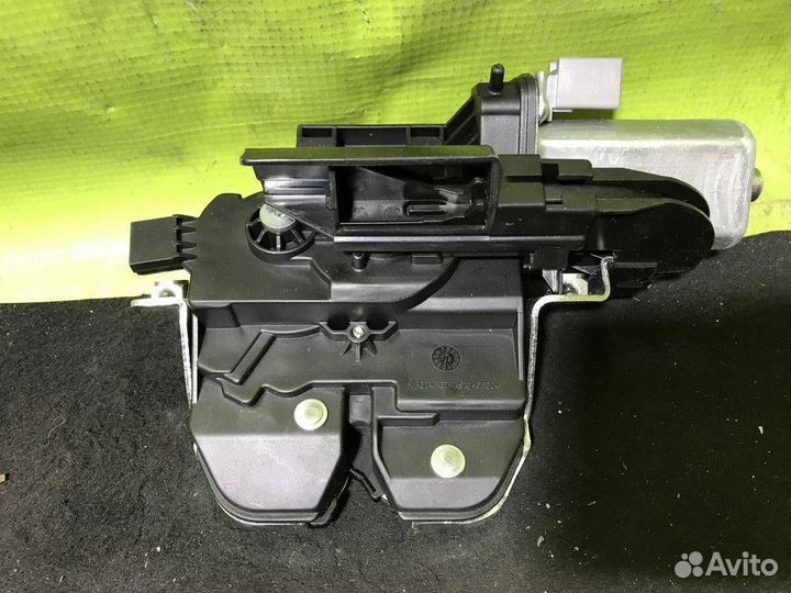 Замок крышки багажника с доводчиком Volkswagen