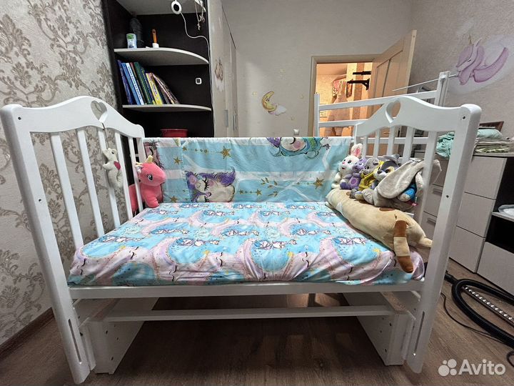 Детская кроватка с маятником