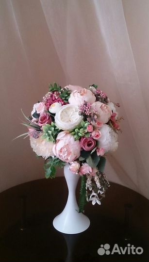 Композиция из искусственных цветов