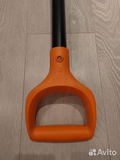 Лопата совковая укороченная Fiskars Solid в машину