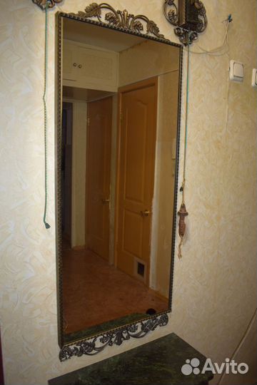 Гарнитур из змеевика (зеркало, столик, бра, пуфик)