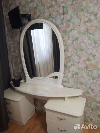 Туалетный столик с зеркалом б/у