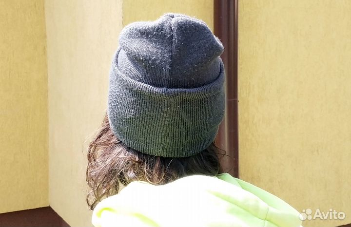 Серая шапка с логотипом Бэтмена