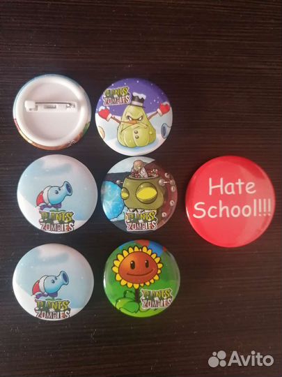 Значки на рюкзак Цветы против зомби