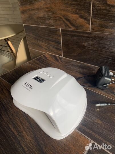 Маникюрная лампа