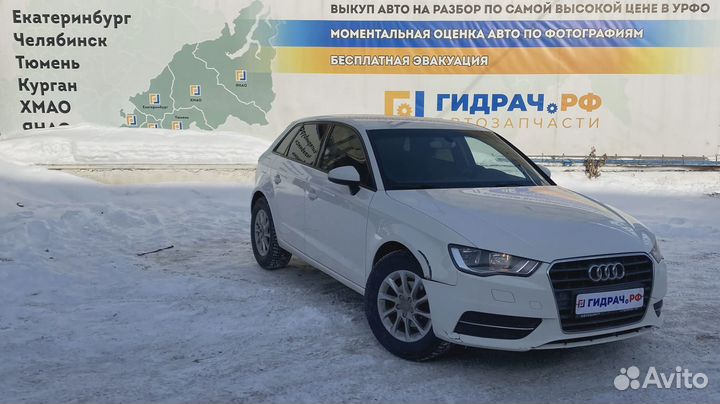 Накладка стекла заднего правого Audi A3 (8V) 8V483