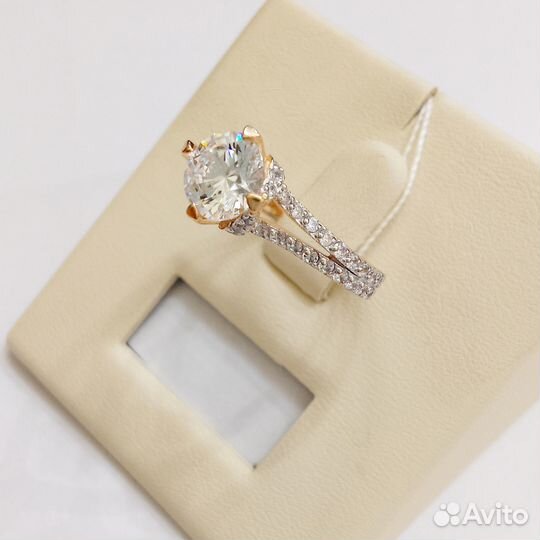 Золотое кольцо с камнем 17р