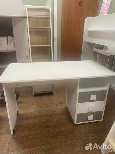 Письменный стол для школьника Легенда Л-03 белый