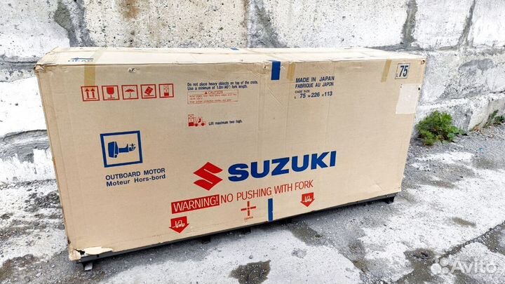 Мотор лодочный Suzuki DF200ATX белый в Москве