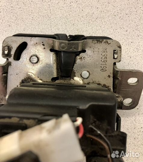 Замок багажника Mitsubishi Colt