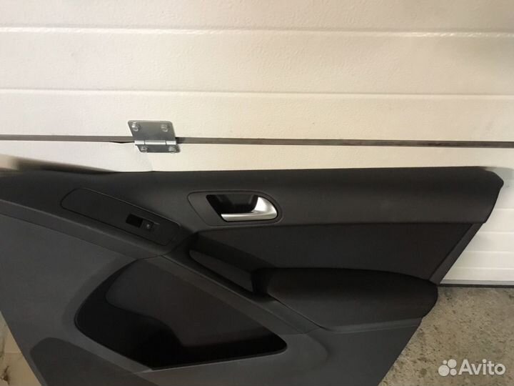 Обшивка передней правой двери VW Tiguan