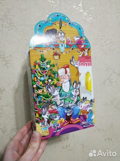 Новогодняя коробка для подарков картонная