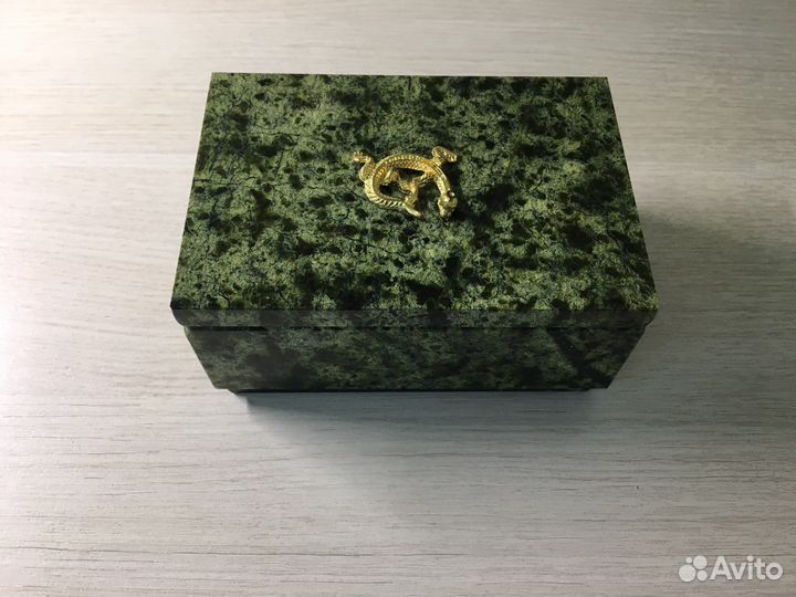 Шкатулка из змеевика