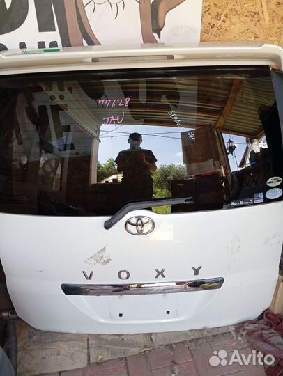 Задняя дверь Тойота voxy
