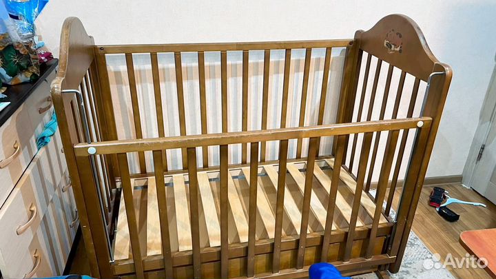 Детская кроватка с маятником и ящиком
