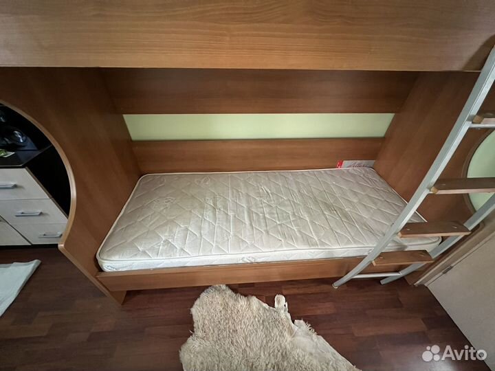 Двухъярусная кровать с матрасами