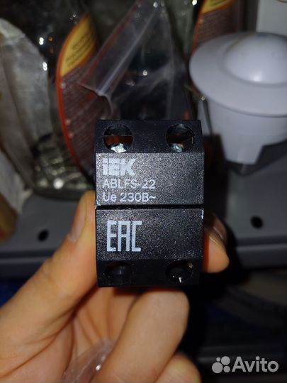 Кнопка зеленая ablfs-22 1з+1р плоская с подсветкой