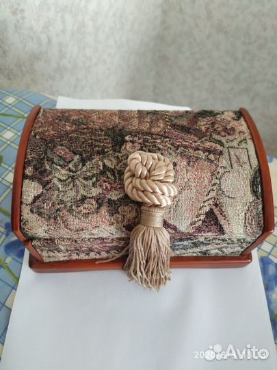 Гобеленовая шкатулка