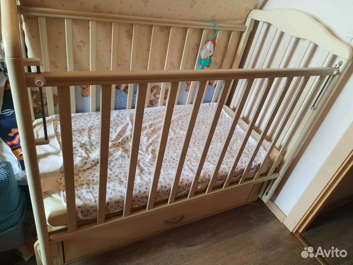 Детская кроватка с маятником