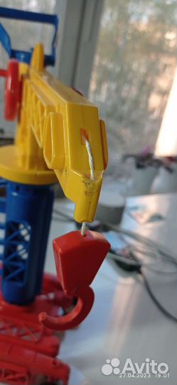 Подъемный кран игрушка