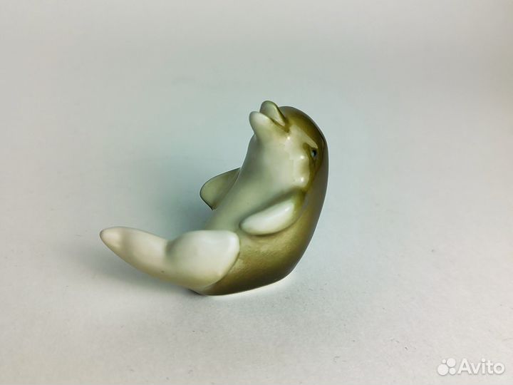 Дельфин сидящий фарфоровая статуэтка