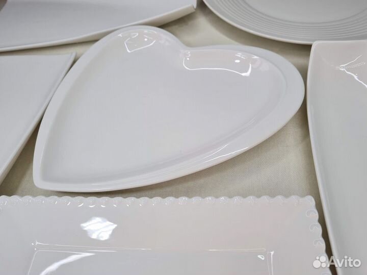 Блюда для сервировки белого цвета