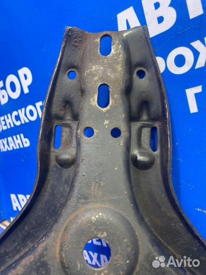 Рычаг передней подвески Audi 80 седан 1991