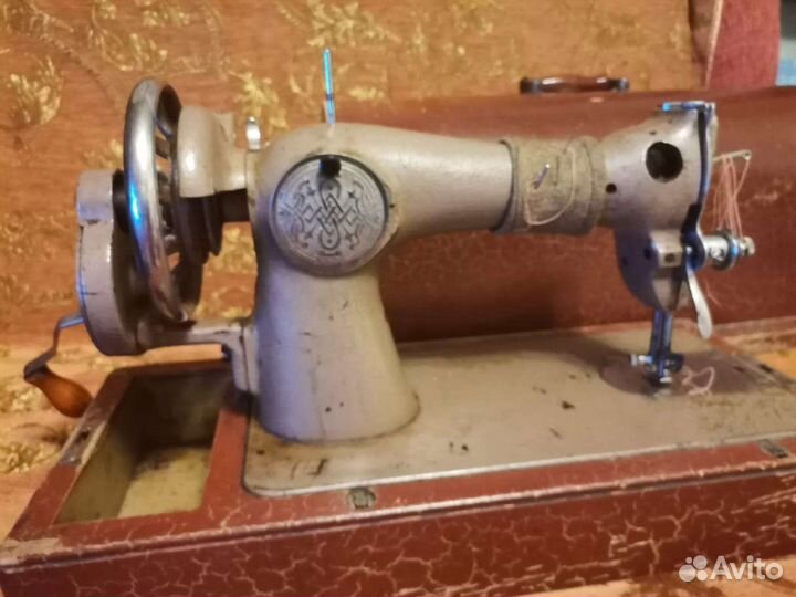 Старинная швейная машинка
