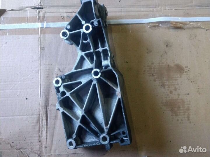 Кронштейн генератора Volkswagen Audi BKD 2.0 TDI