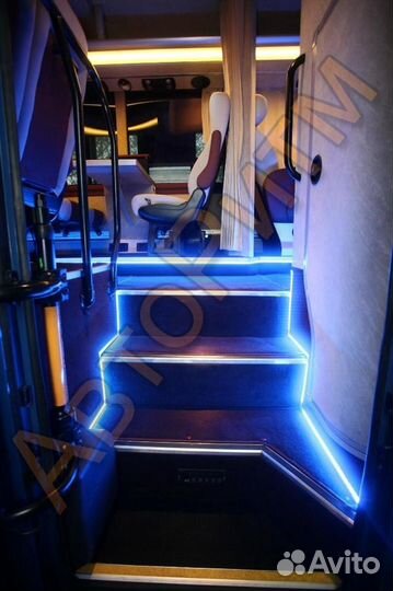 Уголок с подсветкой для подиума и порога в автобус