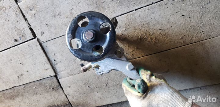 Помпа с корпусом в сборе Nissan x-trail т31