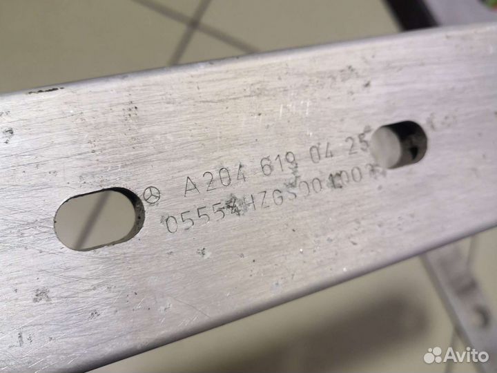 Mercedes W204 C180 Нижняя распорка кузова