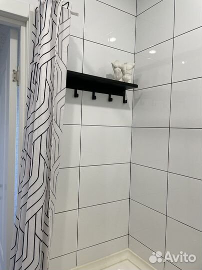 Металлические полки в ванную