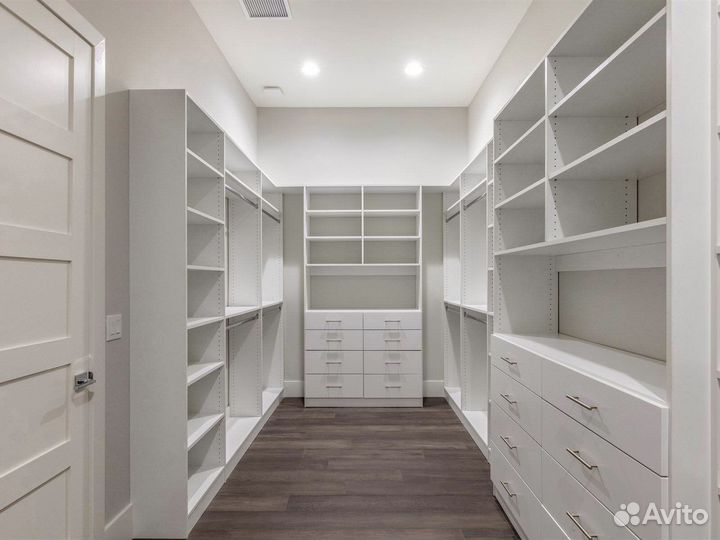 Гардеробная с антресолью в прихожу распашная