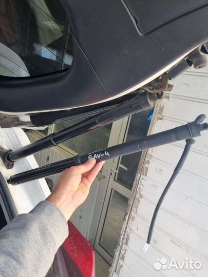 Стойка- амортизатор багажника Рав 4