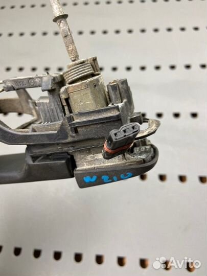 Ручка двери передняя левая Mercedes-Benz E-Class