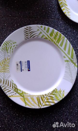 Набор тарелок и столовые приборы