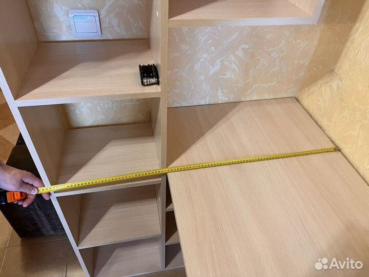 Углавой стол со стелажом