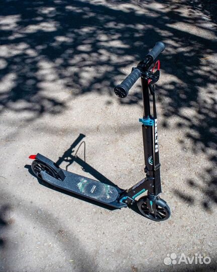 Самокат с ручным тормозом