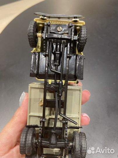 Газ с грузом и прицеп цистерна