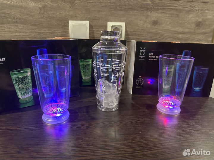 Шейкер и 2 стакана светящиеся