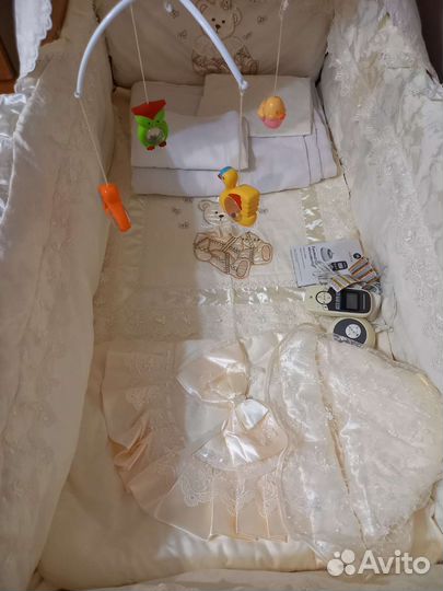 Детская кроватка с маятником