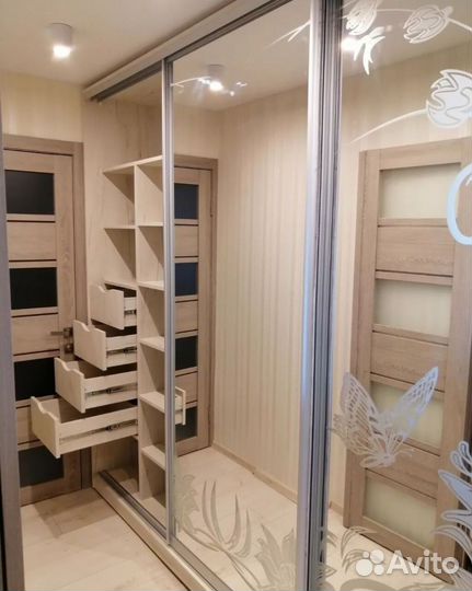 Шкаф с зеркалом