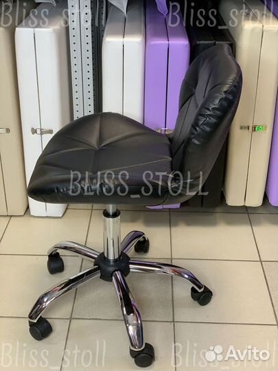 Стул на колесах