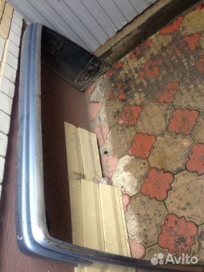 Продаю задний бампер для мерседеса 124