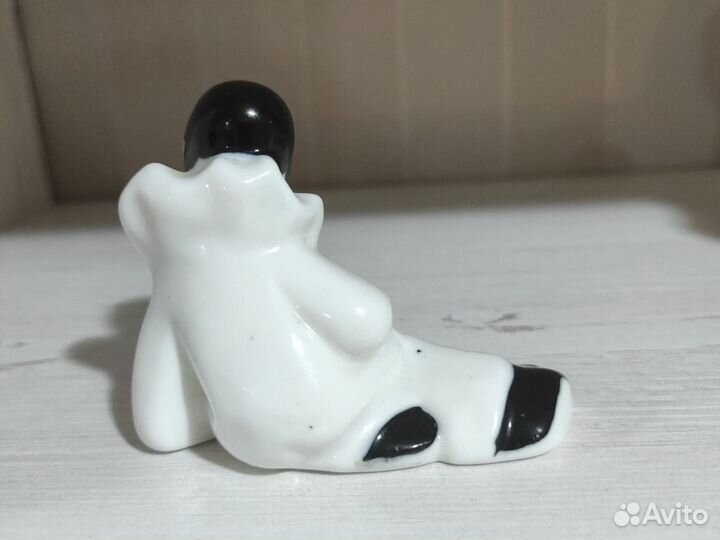 Винтажный Фарфоровый Возлежащий Пьеро С Розочкой