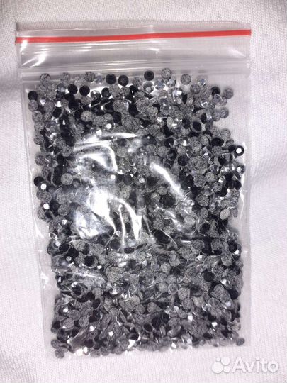 Стразы на ногти