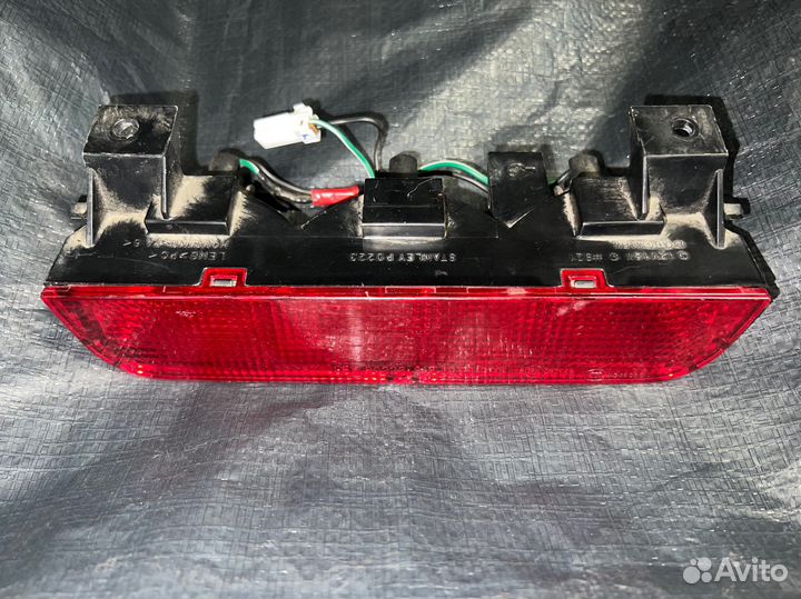 Фонарь стоп-сигнала в крышку багажника Паджеро 3 4